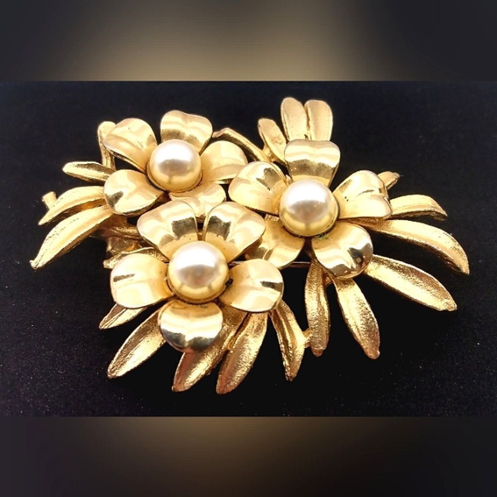 Gold Floral Vintage Flower's With Pearls - Picture 2 of 9